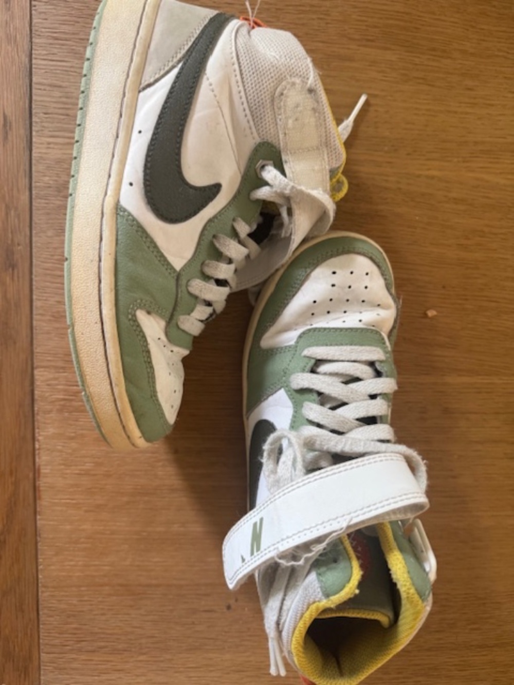 Nike Girls Court Borough Mid Shoes. Size 3.5 - Picture 3 of 4